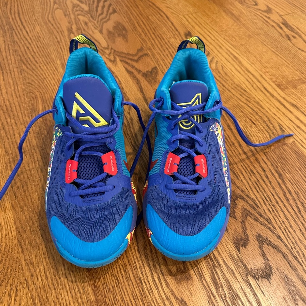 Nike kids Giannis Freak basketball shoes - size 6
